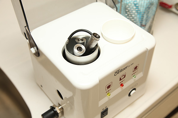 オイルライザー（歯科用器材ハンドピース殺菌専用機器）にて専用殺菌オイルで加熱、タービンヘッド～中空内まで浸透殺菌